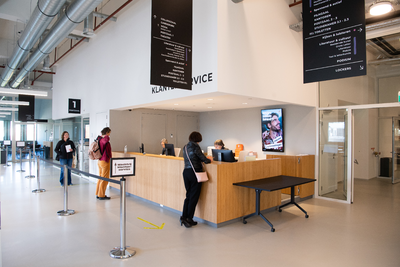 911028 Afbeelding van de klantenservicebalie van de Bibliotheek Neude (Neude 11) te Utrecht op de tweede etage.N.B. ...